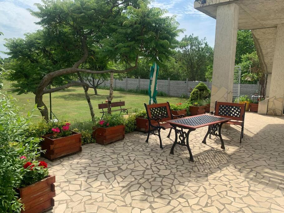 Erd - Csendes, Kenyelmes Csaladi Haz Apartment Exterior foto