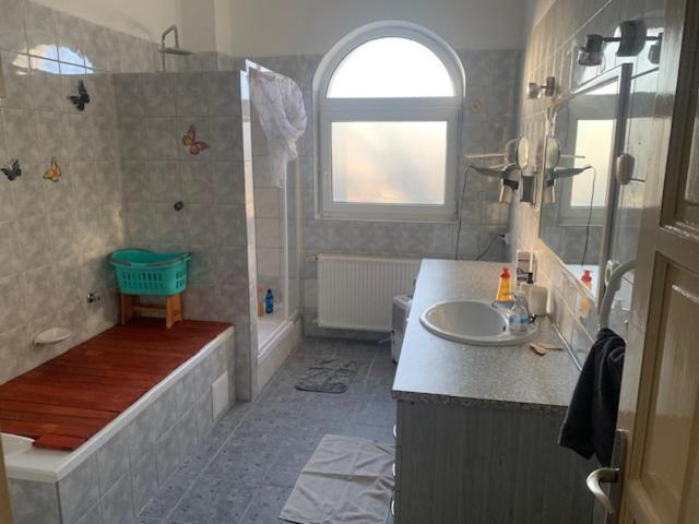 Erd - Csendes, Kenyelmes Csaladi Haz Apartment Exterior foto